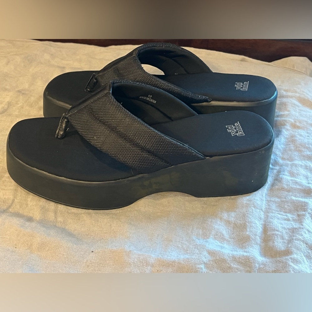 Size 10- Wild Fable Angela platform sandals in black - Picture 2 of 5